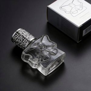 Flacon de parfum en verre de 13 ml à bille, portable et rechargeable, avec applicateur à couvercle métallique à nœud, direct fabricant, personnalisation de marque en petite série, soyeux - Product Image 4