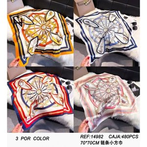 Foulard Quadrato Piccolo con Catena 70x70cm, Accessorio Moda Donna con Stampa Trendy - Product Image 3