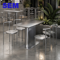 Ensemble table et chaises en acier inoxydable de style industriel SEM pour projet de mobilier de restaurant ou de food court, écologique et durable