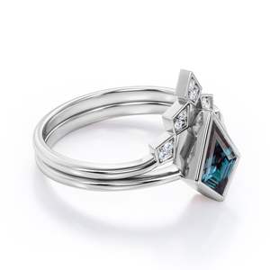 Anillo de compromiso de plata de ley 925 hecho a mano con alejandrita talla cometa para mujer, clásico, chapado en oro de 18K, engaste de garras, para boda y fiesta - Product Image 2