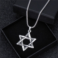 Vente en gros d'usine Bijoux en argent antique juif Acier titane Pendentif étoile à six branches Étoile de David Collier rétro