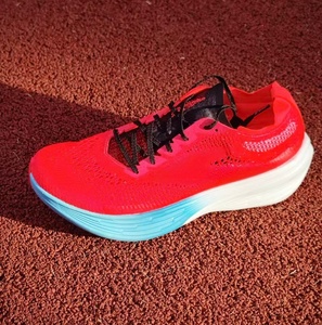 Zapatillas de Running Brookes Soft-Tread con Placa de Carbono - Serie Profesional para Maratón, Suela Delgada, Ligeras, para Competición Deportiva - Product Image 1