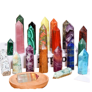 Cristaux de quartz naturels irréguliers gravés en résine Reign en gros, pierres de guérison pour le jour du poisson d'avril, pilier mélangé - Product Image 1