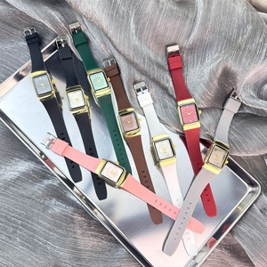 Montre à quartz de luxe à cadran carré avec bracelet en silicone multicolore, boîtier doré vintage, accessoire de mode élégant pour femme, cadeau - Product Image 1