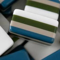 Jeu de Mahjong américain 4 couches à rayures motif paon oriental, tuiles en acrylique blanc, vert, bleu, beige, cadeau de Mahjong pour fête ou mariage