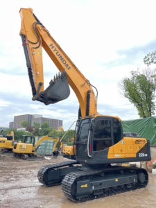 Excavatrice Hyundai R 220LC-9s d'occasion / Excavatrices sur chenilles Hyundai 200 210 215 225-9 220 en bon état en stock - Product Image 3