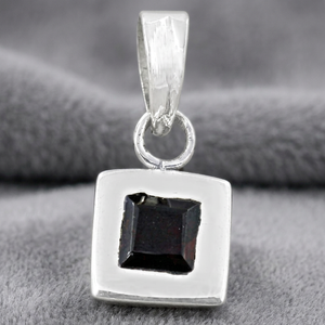 Pendentif géométrique carré en argent sterling 925 avec grenat taille princesse serti clos, style Art Palais, pour femme - Product Image 3