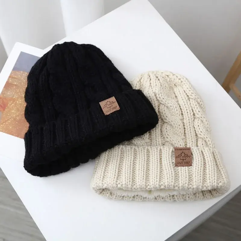Nuovi cappelli Unisex in maglia invernale aggiungono berretto caldo con etichetta Casual a foglia d'acero da uomo e da donna foderati di pelliccia