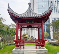 Kit de pavillon en bois de style chinois rouge vermillon personnalisé, gazebo traditionnel en bois d'inspiration asiatique avec frise en treillis et bancs intégrés