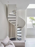 Escalier en acier à double poutre pour extérieur, avec garde-corps en verre, sur mesure, durable, droit ou en spirale, de qualité professionnelle usine