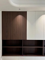 Meuble TV mural moderne de luxe en placage de bois écologique, armoire de rangement d'angle incurvée, console multimédia intégrée sans jointure pour hôtel