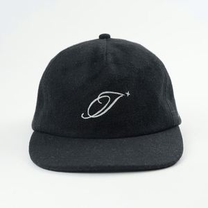 Gorra de 5 Paneles con Visera Plana y Bordado de Cadena Personalizado, Gorra de Fieltro Negro con Tira Trasera de Cuero - Product Image 2