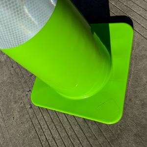 مخروط أمان من البولي فينيل كلوريد مع شريط عاكس عالي 70 سم للطرق الحضرية - Product Image 4