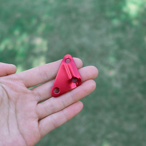 Boucle triangulaire en alliage d'aluminium pour paracorde, rouge et noir, 43 mm x 32 mm, pour utilisation en extérieur avec tentes, bâches et cordes anti-vent - Product Image 2