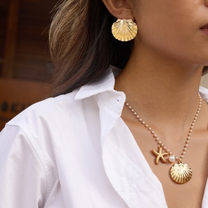 Conjunto de Joyería para Mujer Serie Océano: Collar de Perlas, Cadena de Clavícula de Lujo Ligero con Estrella de Mar y Concha, Pendientes y Pulsera Impermeables - Product Image 1