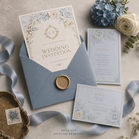 Invitation de mariage personnalisée élégante bleue à motifs floraux, impression de bordure botanique or et bleu ornée avec texte personnalisé