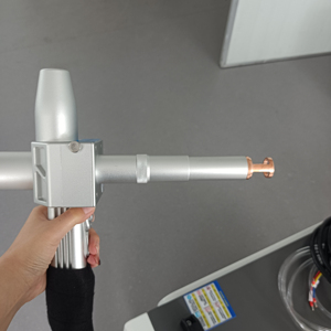 Machine de nettoyage au laser à fibre portative 2000W 3000W, équipement industriel de traitement de surface pour enlever la rouille, la peinture et l'huile des métaux - Product Image 1