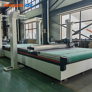 Découpeuse à plat à alimentation automatique pour le traitement des rouleaux de tapis - Product Image 1