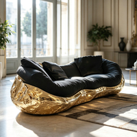 Canapé multi-places en fibre de verre doré martelé, revêtement en velours noir, silhouette incurvée pour un intérieur de salon moderne et luxueux