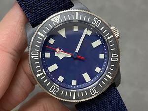 Reloj mecánico de alta calidad de 41 mm con bisel de cerámica y manecillas de acero inoxidable. Visualización de la semana/fecha. - Product Image 2