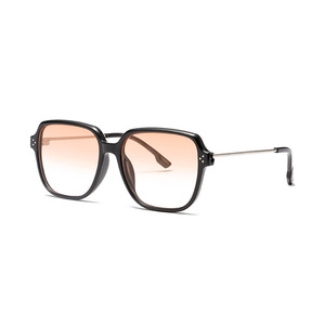 Gafas de Sol Unisex Qianai, Montura de Plástico y Metal Negra, Protección UV400, Lentes Tipo 3 para Hombre y Mujer - Product Image 2