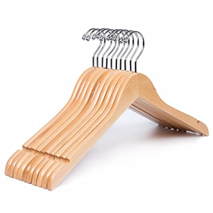 Cintre à vêtements personnalisé avec logo, en plastique imitation bois, durable, antidérapant, à épaules larges, pour rangement domestique, inodore - Product Image 1