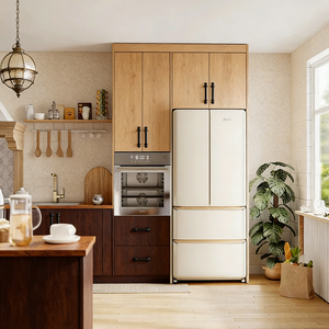 <span class=keywords><strong>Cucina</strong></span> Americana di Lusso con Mobili in Legno Massello Grigio Chiaro, Elettrodomestici Integrati Bianchi e Dettagli Metallici Eleganti - Product Image 5