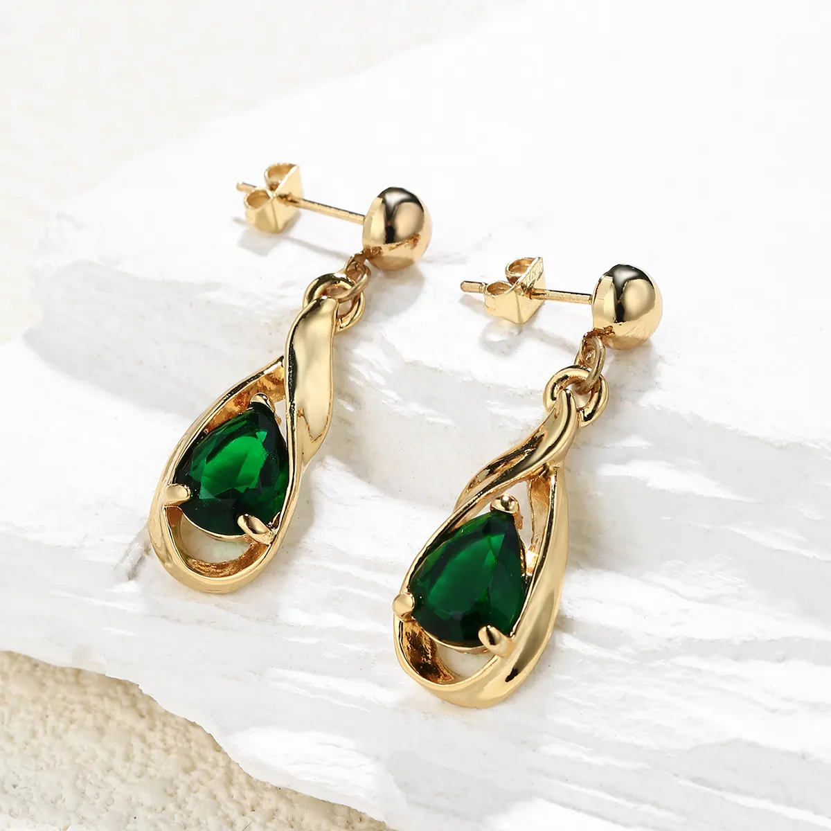 VANFI A pair of gold oval dark green earrings