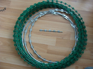 Alambre de Púas para Seguridad Ferroviaria, Rollo de Alambre de Hierro con Púas de Navaja Cruzadas, Galvanizado en Caliente/Recubierto de PVC - Product Image 3