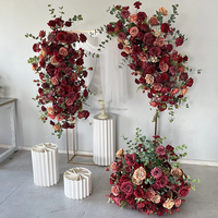 Arrangement de rangée de fleurs de jardin de roses fards à joues orange roses pilier de mariage bordeaux tonnelle de fleurs toile de fond de fête de mariage