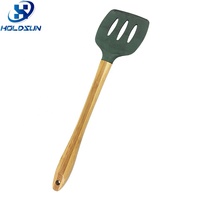 Spatule à fentes en silicone antiadhésive de haute qualité, résistante à la chaleur et adaptée aux aliments, avec manche en bois, pour la cuisine domestique