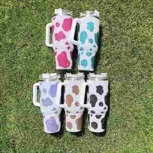 Vaso térmico de acero inoxidable de 40 oz sin BPA con estampado de vaca y pedrería brillante, con tapa y pajita - Product Image 3