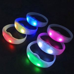 Pulseras LED Promocionales con Logotipo Personalizado para Eventos - 15 Colores LED, Alcance de Control de 400m, Uso en Fiestas - Product Image 2