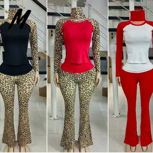 Completo Loungewear da Donna 2 Pezzi Personalizzabile con Logo, Pantaloni a Zampa Morbidi e Leggings Aderenti - Product Image 5