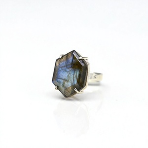 Anillo de Boda Vintage de Plata de Ley 925 Chapado en Oro Hecho a Mano de Calidad Superior para Mujer con Labradorita Azul Facetada Natural y Brillante - Product Image 1