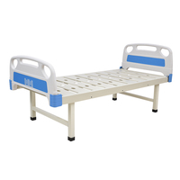 Lit médical d'hôpital avec poteau porte-perfusion
