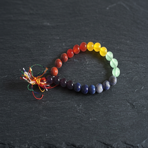 Bracelet en Jaspe Dalmatien Perlé, Forme Circulaire, Pierre Précieuse Artisanale avec Pompon Noir - Product Image 6
