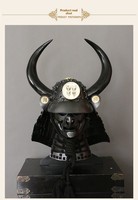 Casque Kabuto de samouraï japonais fait main avec grand ornement en corne de taureau, masque Menpo, motif peint, accessoire d'armure en fer portable pour