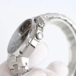 Montre automatique à double fuseau horaire avec réserve de marche, boîtier en acier, cadran noir, bracelet intégré, étanche 50M, style designer, best-seller - Product Image 3