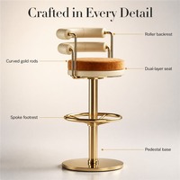 Tabouret de bar de luxe avec assise en velours caramel, dossier en cuir crème, base sur roulettes dorée, chaise de comptoir pour la maison et l'hôtel