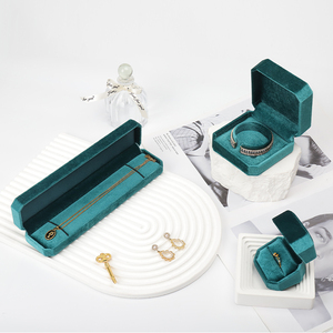 Muestra Gratuita de Caja de Joyería Mini de Lujo en Terciopelo y Cuero Sintético Color Caqui con Logotipo Personalizado, Caja de Empaque para Pulseras y Anillos - Product Image 1