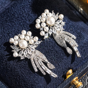 Orecchini Pendenti con Perle Finte e Zirconi, Design Floreale con Nappine, Gioielli Eleganti e Lunghi per Donne - Product Image 2