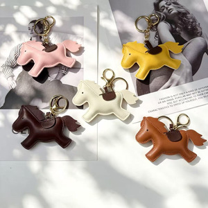 Porte-clés en cuir PU en forme de poney rembourré, breloque de sac cheval de dessin animé coloré, pendentif figurine animale mignonne avec fermoir en métal doré - Product Image 1
