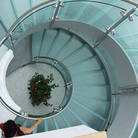 Escalier moderne en acier inoxydable blanc avec garde-corps en verre et design à montants ouverts pour usage extérieur en appartement