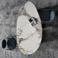 Table à manger ovale moderne avec plateau en marbre, 3 pieds en bois avec anneaux dorés et 4 chaises en velours bleu pour salle à manger