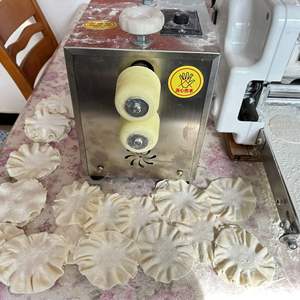 เครื่องบดขอบใบบัว Siomai อัตโนมัติขนาดเล็กเครื่องห่อเกี๊ยวเครื่องทำลายนูน - Product Image 4