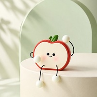 Cartoon rode appelplakje harsfiguur met hangende armen en benen, grote fruitensculptuur voor op tafel voor decoratie op de woonkamerplank