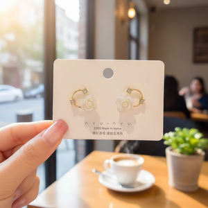 Vendita calda Trending oro placcato strass foglia croce orecchini pendenti moda donna gioielli all'ingrosso - Product Image 3