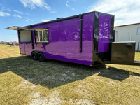 Remorque alimentaire commerciale avec fenêtre de service et comptoir friteuse pour poulet frit dans un parc de New York