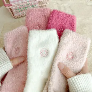 Benutzer definierte Logo Mode Winter Nerz Samt Pelz Stapel Socken Weiß Plüsch Verdickt Warmer Schlaf boden Lässige Polyester Socken